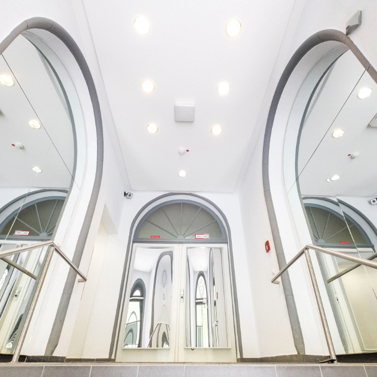 Ein weißer Eingangsbereich mit Spiegeln