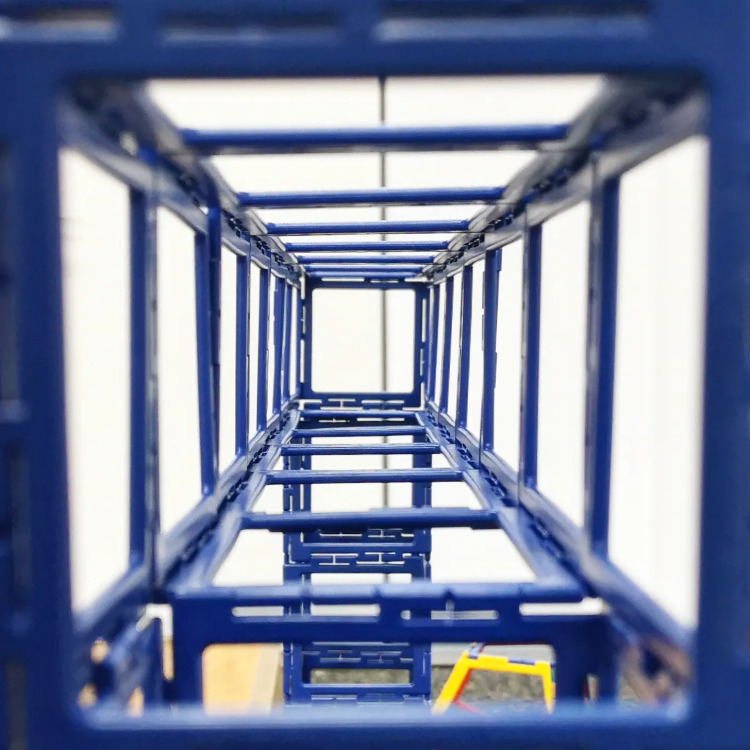 Blaue dreidimensionale geometrische Formen aus Kunststoffstäben