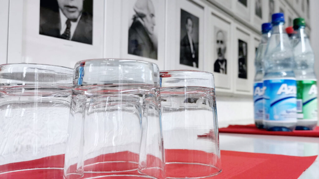 Gläser auf einer roten Serviette