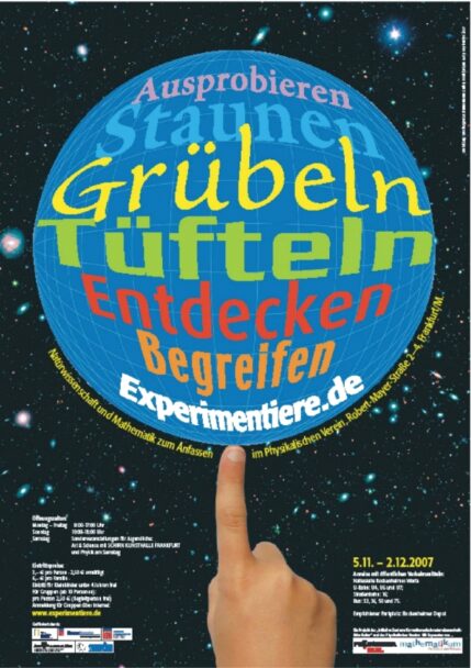 Eine Hand zeigt mit dem Zeigefinger auf eine blaue Kugel mit den Wörtern 'Ausprobieren', 'Staunen', 'Grübeln', 'Tüfteln', 'Entdecken', 'Begreifen' und 'Experimentiere.de' vor einem Sternenhintergrund.