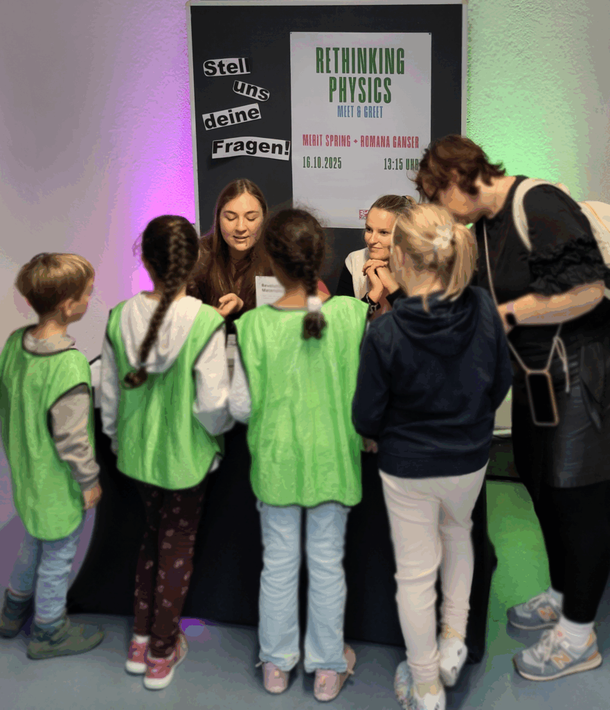 Das Bild zeigt eine Gruppe Kinder, die Merit Springer und Romana Ganser fragen stellen.