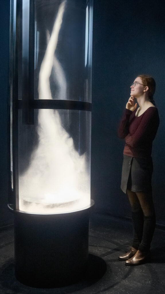 Person steht vor der Experimentierstation "Tornado"